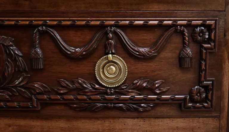 Commode en Noyer, style Louis XVI – Milieu XXe