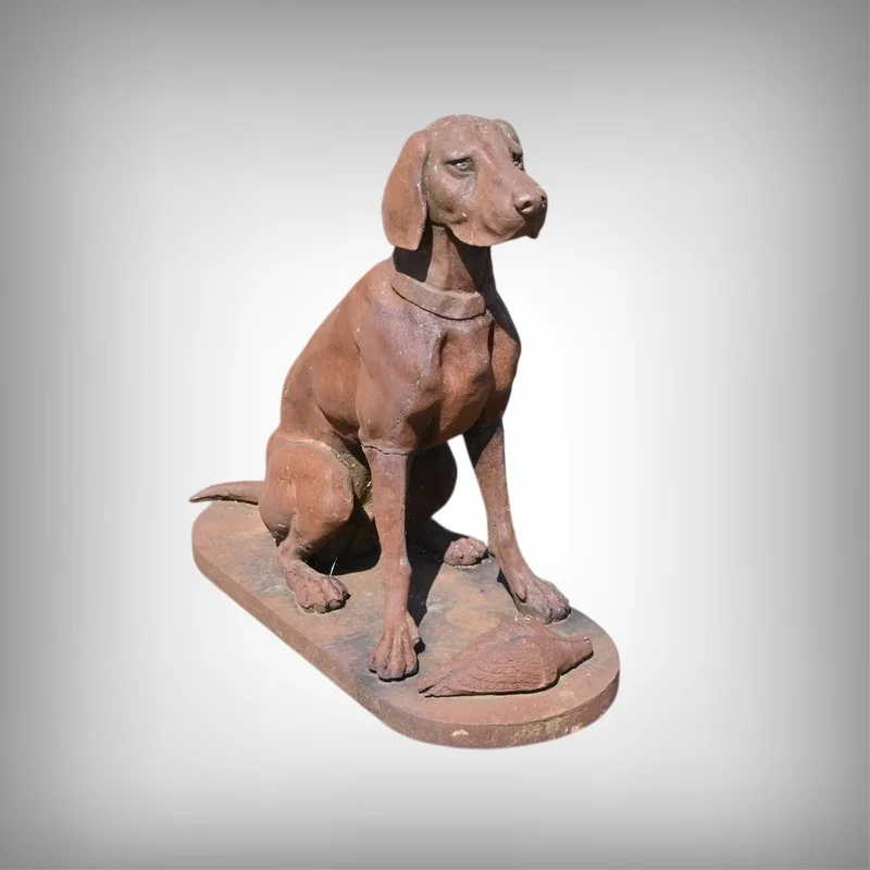 Gusseisenskulptur eines Hundes