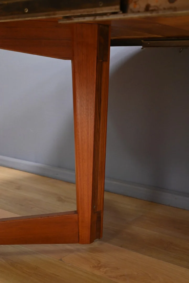 Table Danoise en Teck dans le goût Kofod-Larsen – 1960