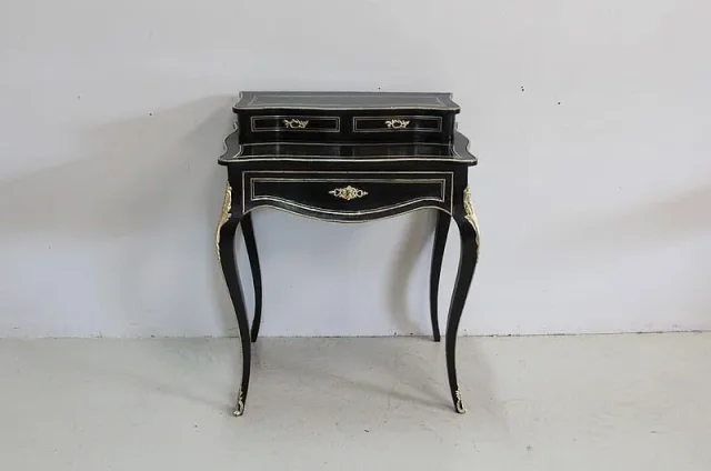 Rare petit bureau de dame Louis XV en bois noirci – Époque Napoléon III