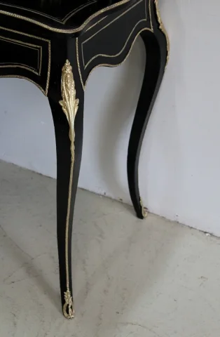 Rare petit bureau de dame Louis XV en bois noirci – Époque Napoléon III