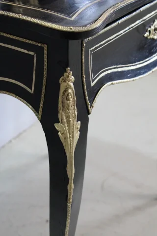 Rare petit bureau de dame Louis XV en bois noirci – Époque Napoléon III