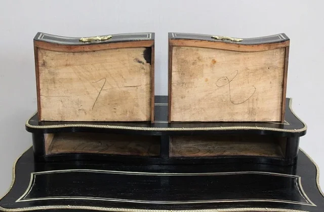 Rare petit bureau de dame Louis XV en bois noirci – Époque Napoléon III