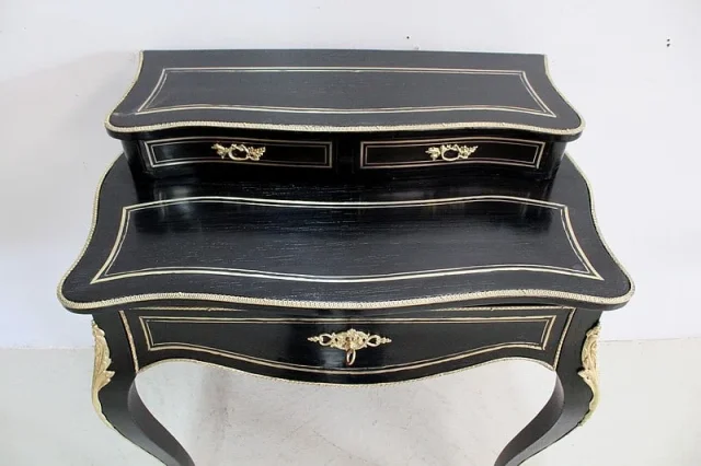 Rare petit bureau de dame Louis XV en bois noirci – Époque Napoléon III