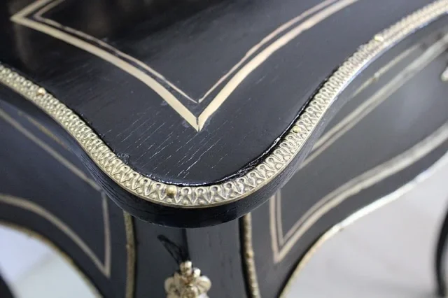 Rare petit bureau de dame Louis XV en bois noirci – Époque Napoléon III