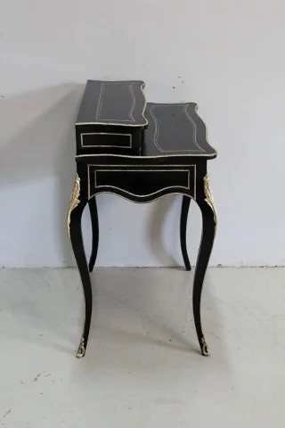 Rare petit bureau de dame Louis XV en bois noirci – Époque Napoléon III
