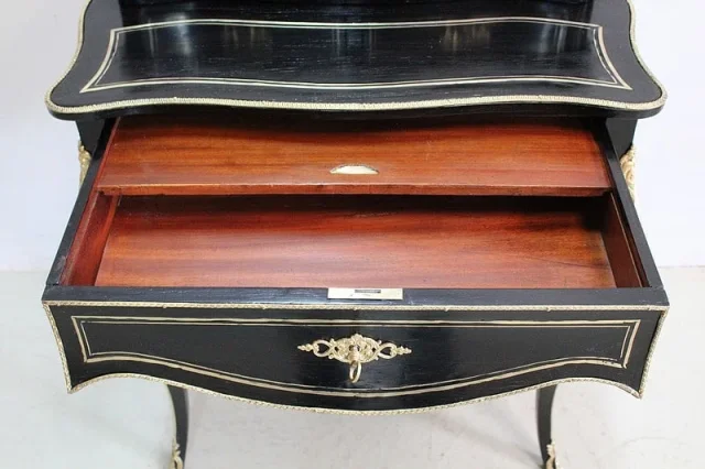 Rare petit bureau de dame Louis XV en bois noirci – Époque Napoléon III