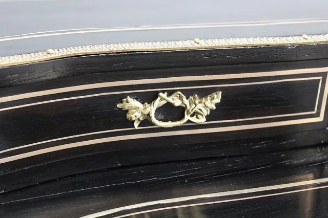 Rare petit bureau de dame Louis XV en bois noirci – Époque Napoléon III