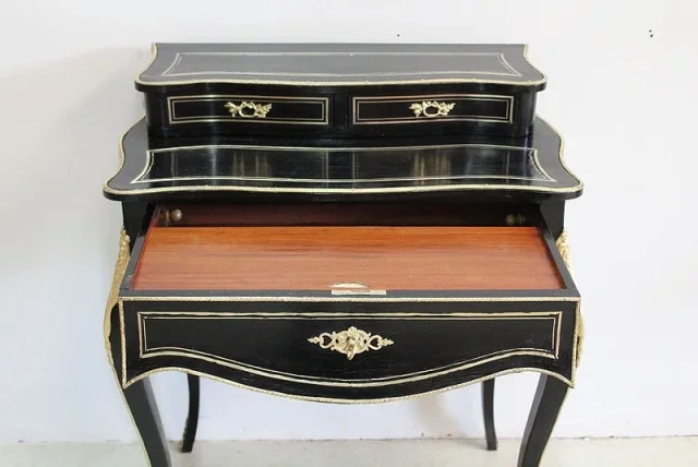 Rare petit bureau de dame Louis XV en bois noirci – Époque Napoléon III