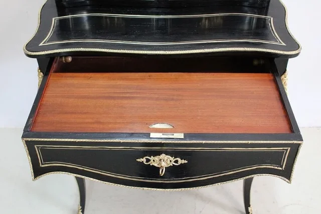 Rare petit bureau de dame Louis XV en bois noirci – Époque Napoléon III