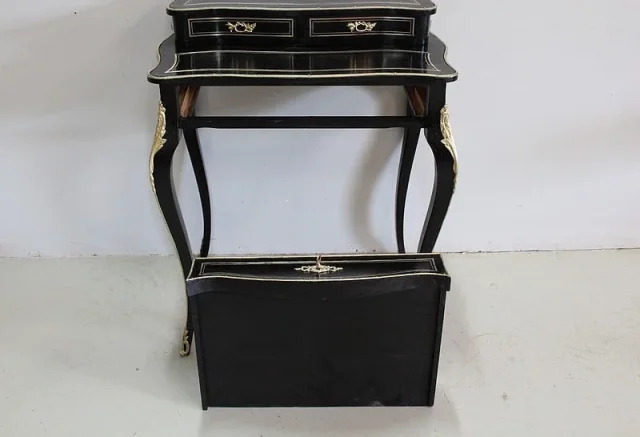 Rare petit bureau de dame Louis XV en bois noirci – Époque Napoléon III