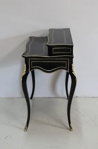 Rare petit bureau de dame Louis XV en bois noirci – Époque Napoléon III