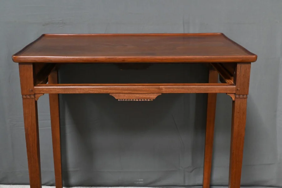 Tisch im Louis XVI-Stil