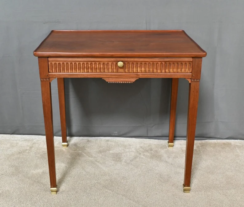 Tisch im Louis XVI-Stil