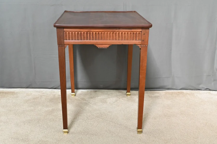 Tisch im Louis XVI-Stil