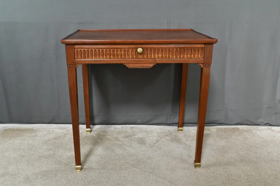 Tisch im Louis XVI-Stil