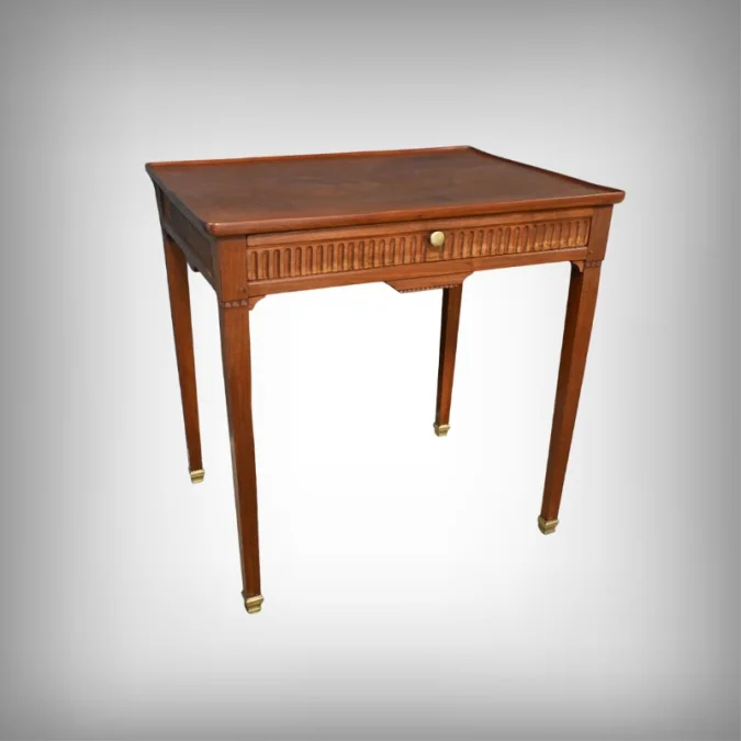 Tisch im Louis XVI-Stil