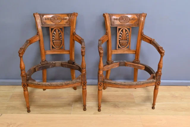 Paire de Fauteuils en Hêtre Teinté – Début XXe