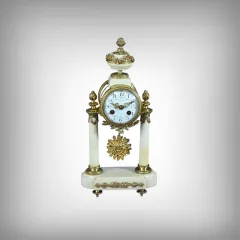 UHR IM LOUIS XVI-STIL