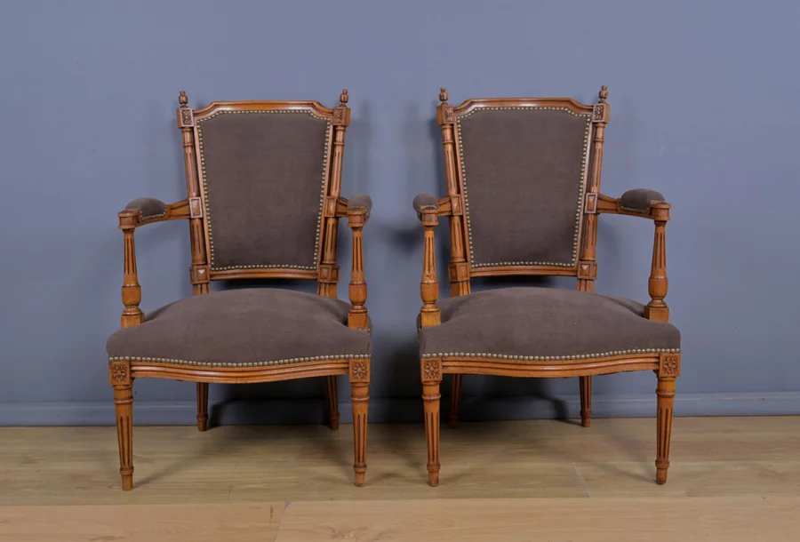 Paire de Fauteuils en Hêtre Teinté, style Louis XVI – 1950