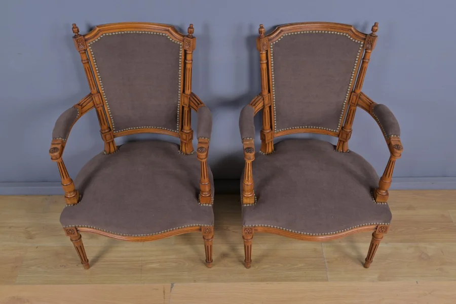 Paire de Fauteuils en Hêtre Teinté, style Louis XVI – 1950
