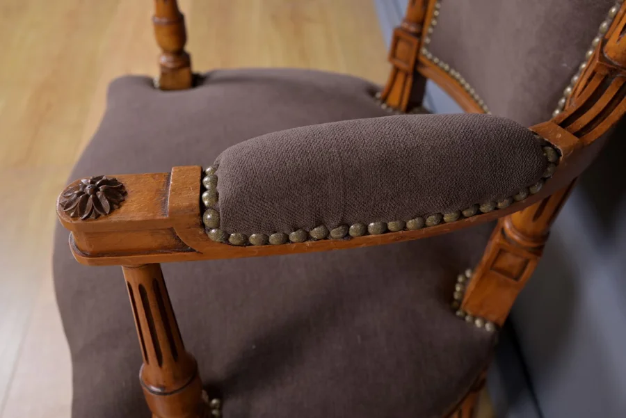 Paire de Fauteuils en Hêtre Teinté, style Louis XVI – 1950