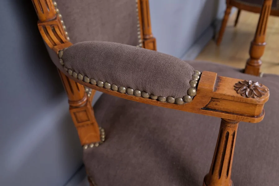 Paire de Fauteuils en Hêtre Teinté, style Louis XVI – 1950