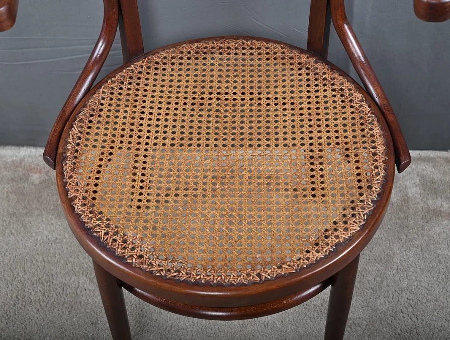 Кресло из резного бука