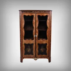 Vitrine im französischen Übergangsstil