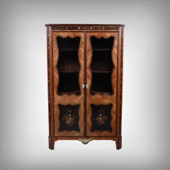 Vitrine im französischen Übergangsstil
