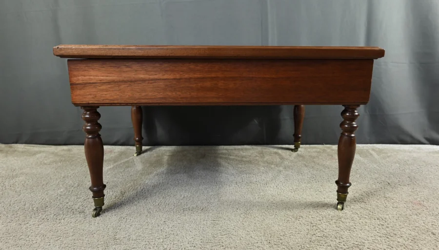 LOW TABLE ON CASTERS