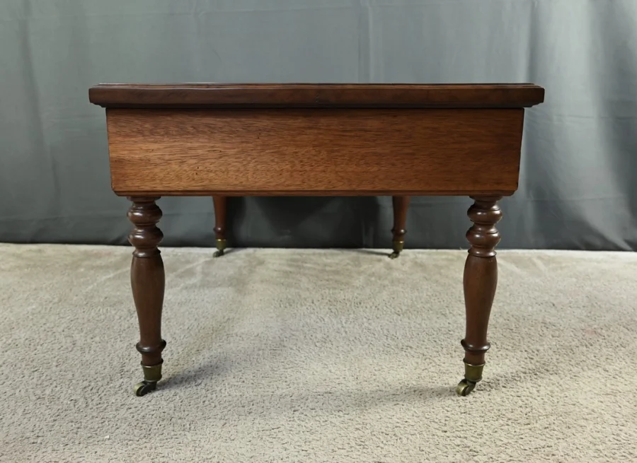 LOW TABLE ON CASTERS
