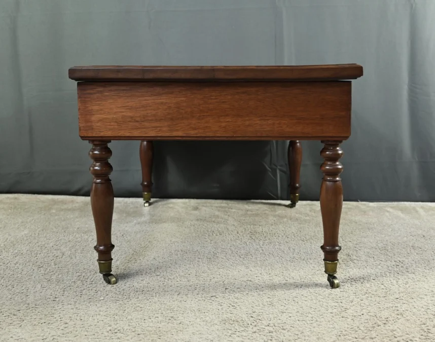 LOW TABLE ON CASTERS