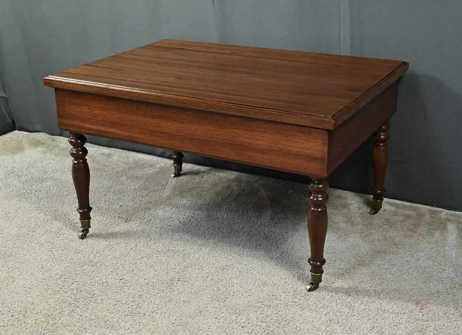 LOW TABLE ON CASTERS