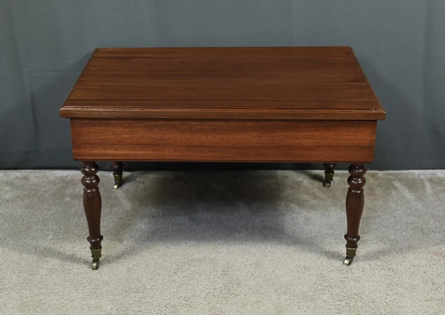 LOW TABLE ON CASTERS