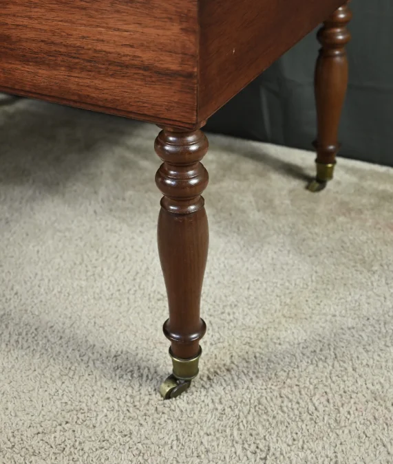 LOW TABLE ON CASTERS