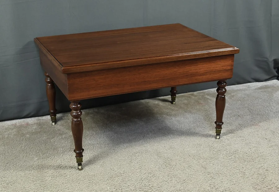 LOW TABLE ON CASTERS