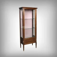 Vitrinenschrank im Stil Ludwigs XVI.