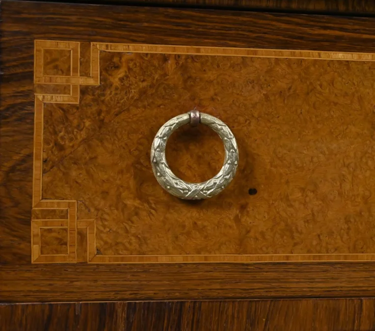 Petite Commode en Loupe d’Amboine & Palissandre, style Louis XVI – 1940