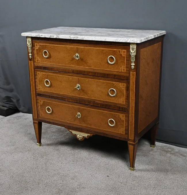 Petite Commode en Loupe d’Amboine & Palissandre, style Louis XVI – 1940