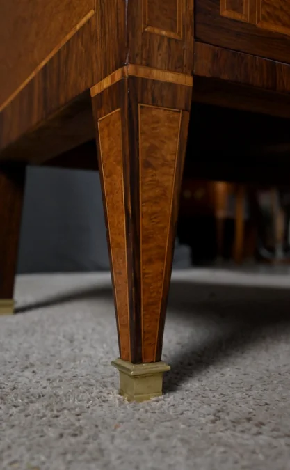 Petite Commode en Loupe d’Amboine & Palissandre, style Louis XVI – 1940