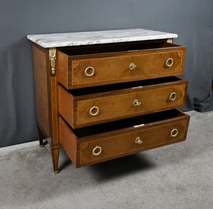 Petite Commode en Loupe d’Amboine & Palissandre, style Louis XVI – 1940
