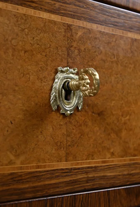 Petite Commode en Loupe d’Amboine & Palissandre, style Louis XVI – 1940