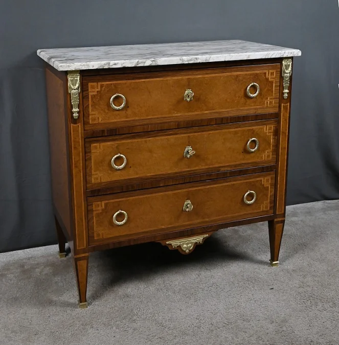 Petite Commode en Loupe d’Amboine & Palissandre, style Louis XVI – 1940