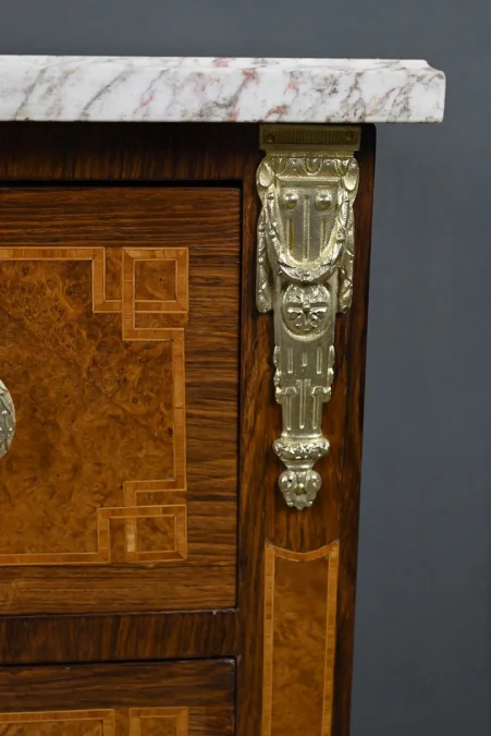 Petite Commode en Loupe d’Amboine & Palissandre, style Louis XVI – 1940