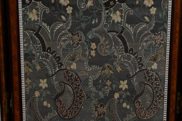 Paravent en tissu, acajou et palissandre – 1900

Ширма из ткани, красного дерева и палисандра – 1900 год