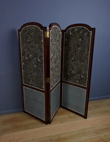 Paravent en tissu, acajou et palissandre – 1900

Ширма из ткани, красного дерева и палисандра – 1900 год