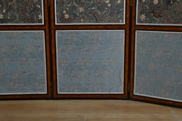 Paravent en tissu, acajou et palissandre – 1900

Ширма из ткани, красного дерева и палисандра – 1900 год
