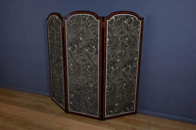 Paravent en tissu, acajou et palissandre – 1900

Ширма из ткани, красного дерева и палисандра – 1900 год