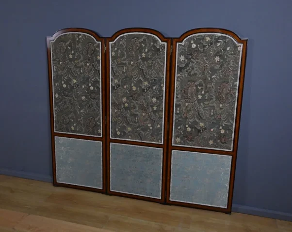 Paravent en tissu, acajou et palissandre – 1900

Ширма из ткани, красного дерева и палисандра – 1900 год